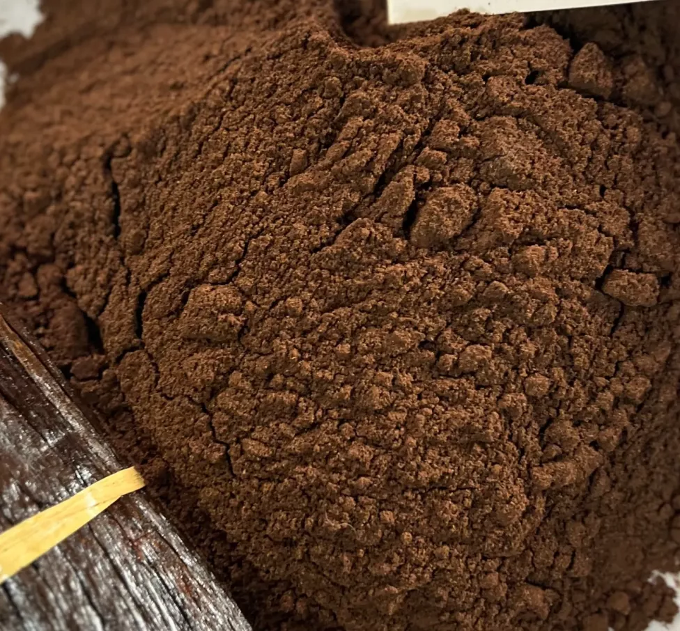 Poudre de vanille pure de Madagascar, issue de gousses entières broyées, offrant une concentration intense d’arôme pour des créations gourmandes.