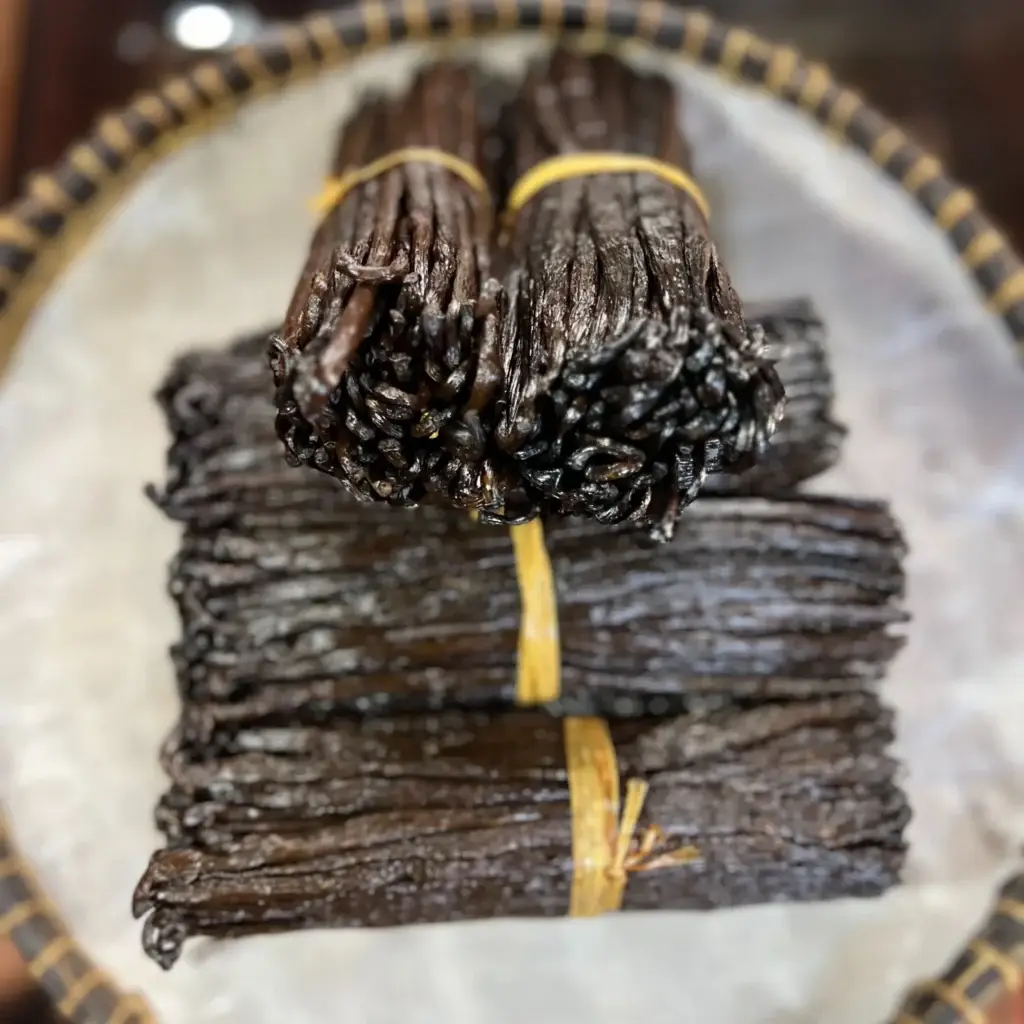 Vanille de Madagascar en gros : guide pour les acheteurs professionnels Gousse de vanille noire gourmet de Madagascar, réputée pour sa richesse aromatique et sa texture souple, sélectionnée avec soin pour les professionnels exigeants.